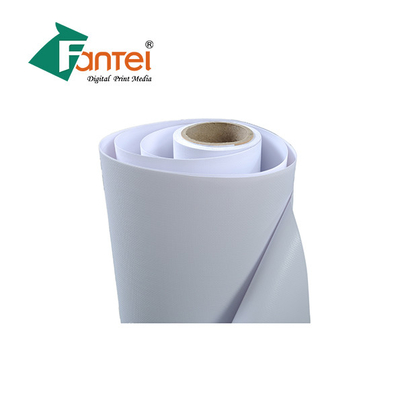 το έμβλημα PVC 240gsm 7oz 200D*300D κυλά τοποθετημένο σε στρώματα κρύο Με μπροστινό φωτισμό